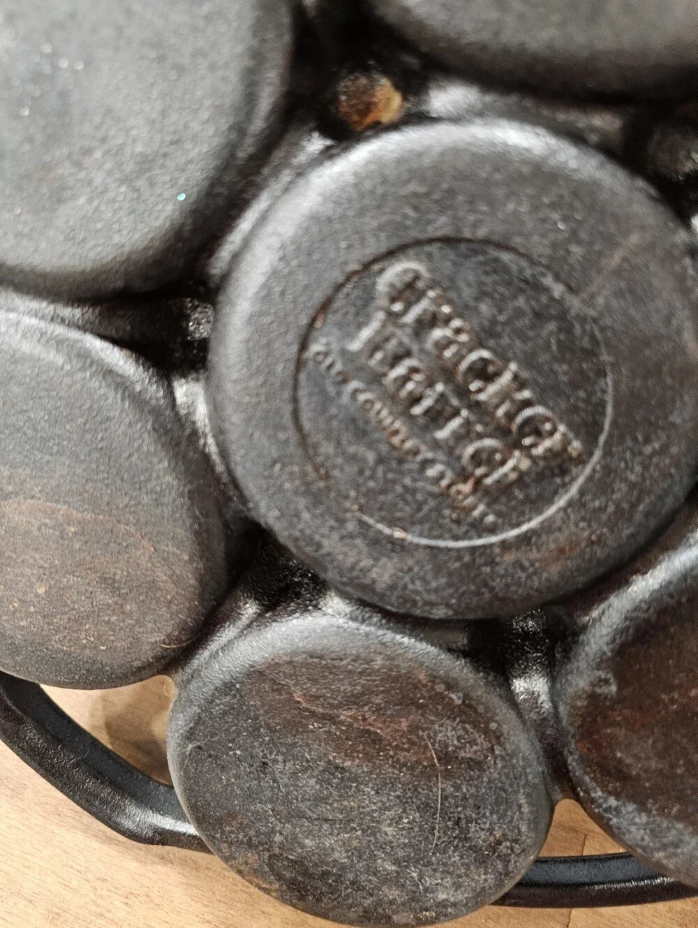 Cracker Barrel Cast Iron Biscuit Pan 7 Slot Cornbread Baking Mold 13